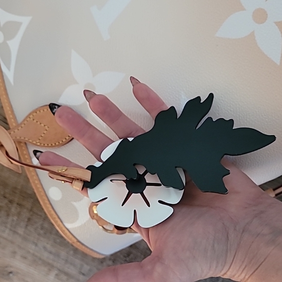 LOUIS VUITTON bag charm - Picture 2 of 4